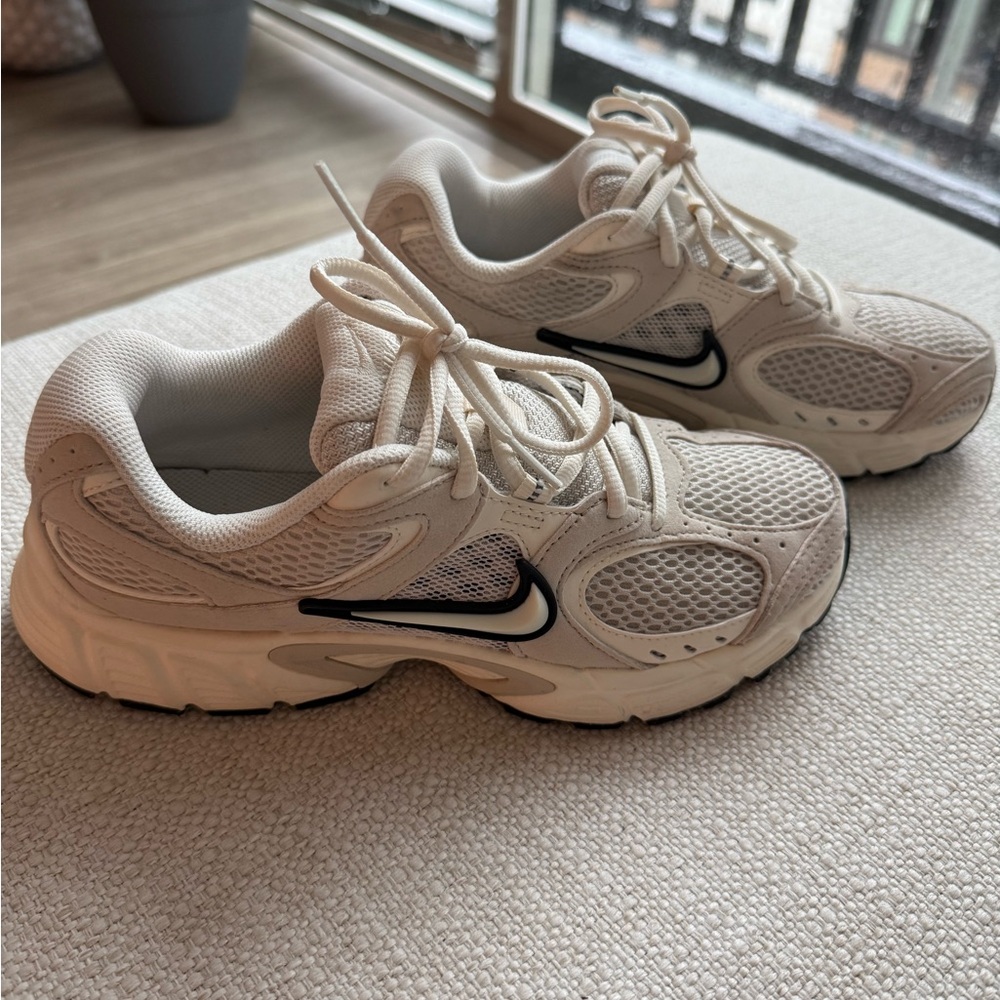 WOMEN'S NIKE V5 RNR SUEDE SNEAKERS